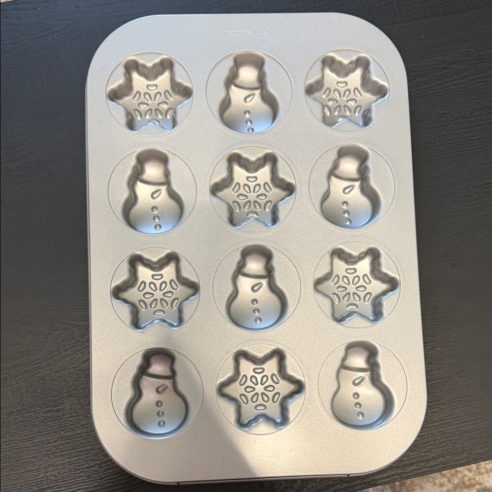 Pampered chef Snowman & Snowflake Mini Muffin Tin - Silver Bake Mold